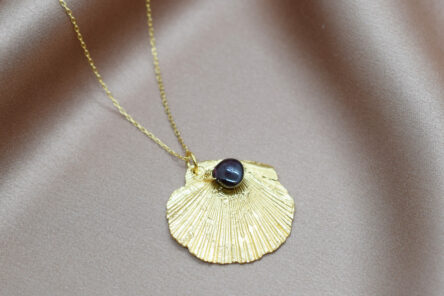 Necklace Shell With Garnet Gemstone