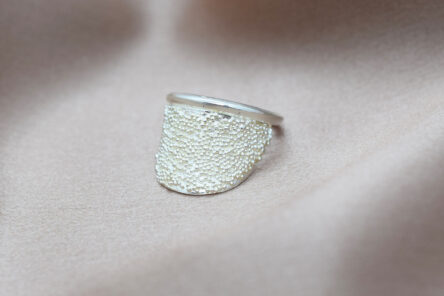 Alternative view of Ring dotty Halfmoon