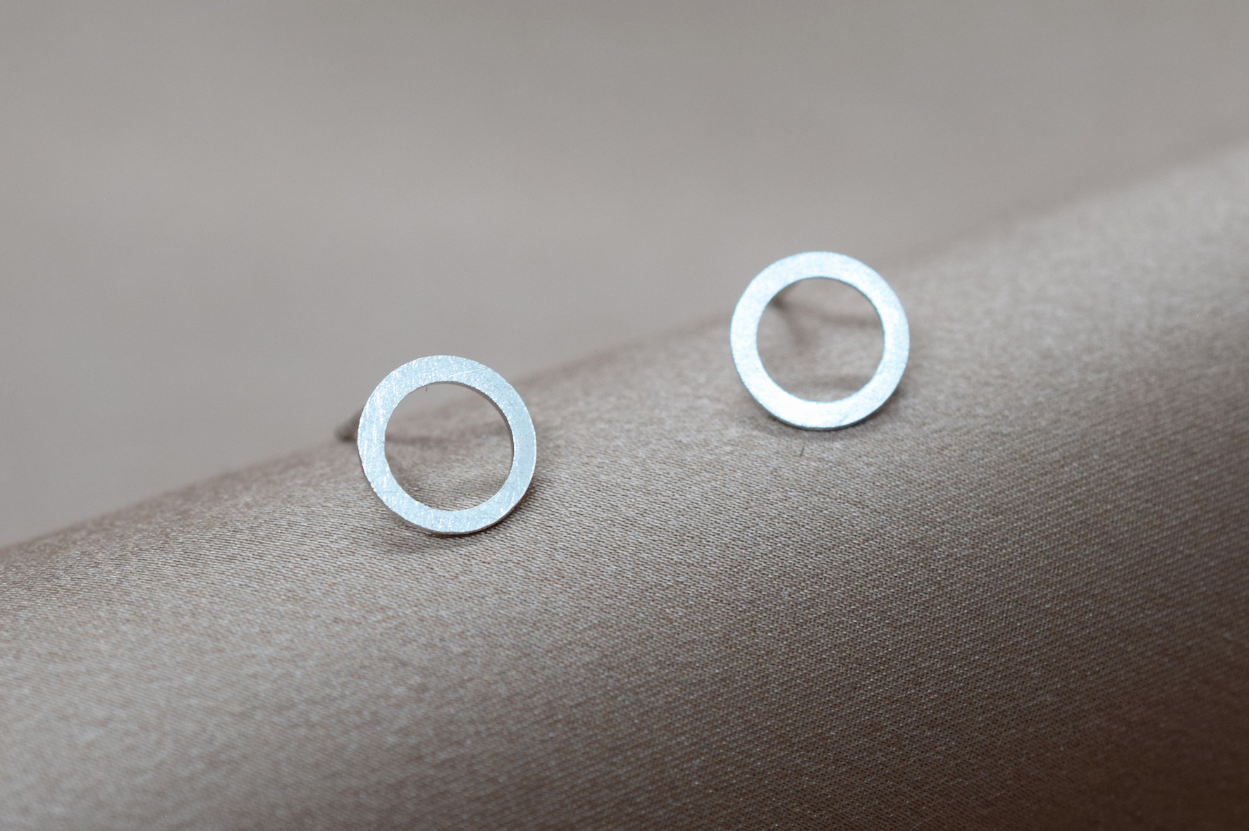 Earstuds Brushed Circle