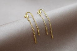 Earstuds Curve and Chain