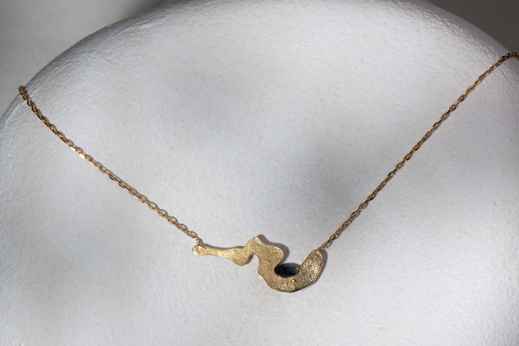 Necklace Capsule With Blue Sapphire