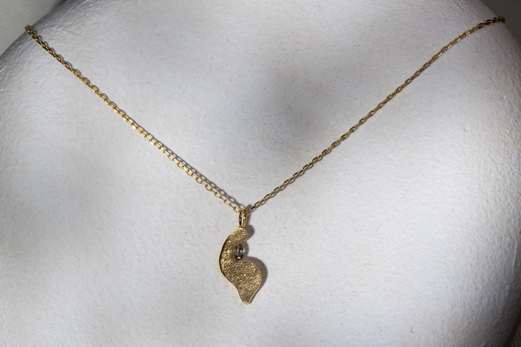 Necklace Capsule With Grey Sapphire